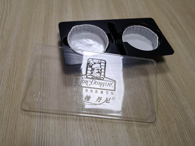 糕點吸塑盒包裝：透明PET吸塑蓋+黑色HIPS吸塑托盤+防油紙托